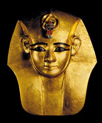 Ramsès et l'or des pharaons : Masque en bois plaqué or du cercueil d’Aménémopé © World Heritage Exhibitions Troisième Période intermédiaire, XXIe dynastie